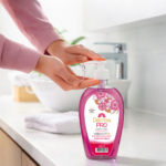 JABÓN ANTIBACTERIAL DERMAPRO – FRUTOS DEL CAMPO – 400ML - Imagen 2
